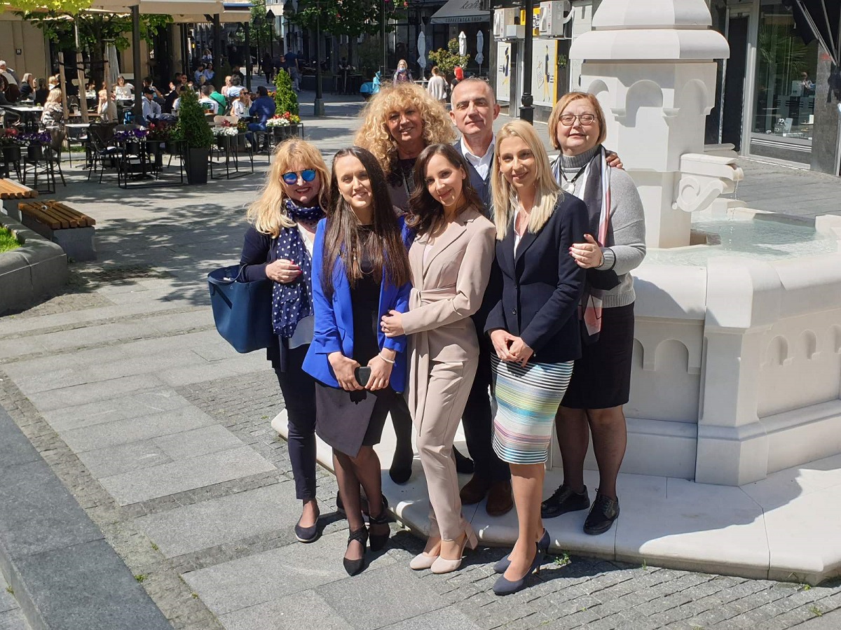 Korisnice početne obuke IX generacije Pravosudne akademije u polufinalu takmičenja Themis 2021 Semi – final B: EU and European Family Law – TH/2021/02 osvojile prvo mesto - prigodna proslava sa direktotom Akademije, Nenadom Vujićem - Izvor: Pravosudna akademija Korisnice početne obuke IX generacije Pravosudne akademije u polufinalu takmičenja Themis 2021 Semi – final B: EU and European Family Law – TH/2021/02 osvojile prvo mesto - prigodna proslava sa direktotom Akademije, Nenadom Vujićem - Izvor: Pravosudna akademija